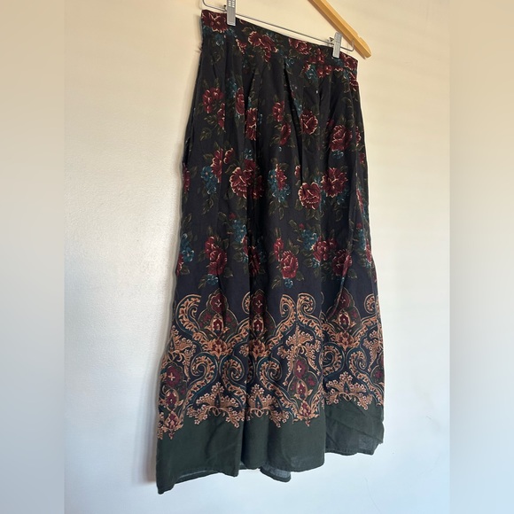 Vintage floral midi skirt in Medium - Picture 2 of 7
